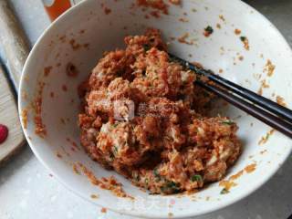 生煎猪肉馅饼的做法步骤：1