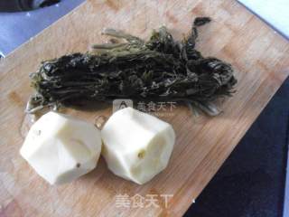 雪菜炖土豆的做法步骤：1