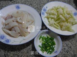 花菜炒鱿鱼的做法步骤：1