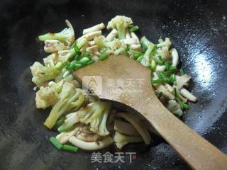 花菜炒鱿鱼的做法步骤：12
