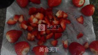 红火火的草莓季——舒芙蕾草莓卷的做法步骤：1
