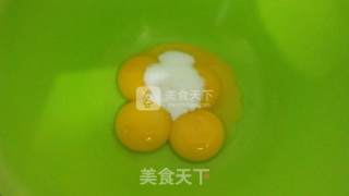 红火火的草莓季——舒芙蕾草莓卷的做法步骤：3