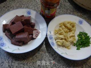 牛肉酱千张结煮鹅血的做法步骤：1