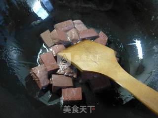 牛肉酱千张结煮鹅血的做法步骤：2