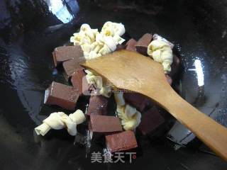 牛肉酱千张结煮鹅血的做法步骤：3