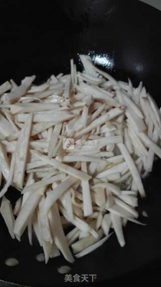 白加黑——木耳炒杏鲍菇的做法步骤：7