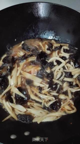 白加黑——木耳炒杏鲍菇的做法步骤：12