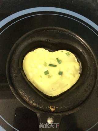 爱心鸡蛋饼的做法步骤：3