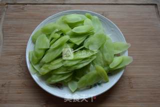 香肠炒莴笋的做法步骤：3