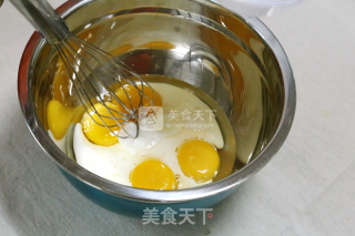 新年甜品系列——超级可爱cupcake！看见就不忍心吃！的做法步骤：2