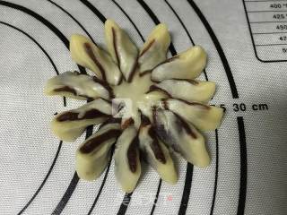 豆沙菊花酥的做法步骤：12