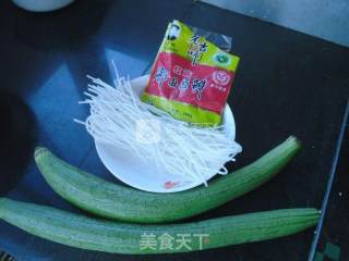 丝瓜粉条的做法步骤：1