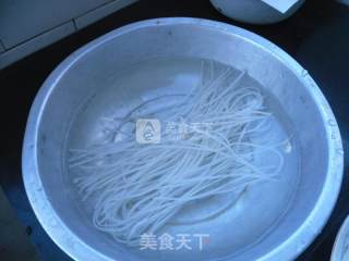 丝瓜粉条的做法步骤：2