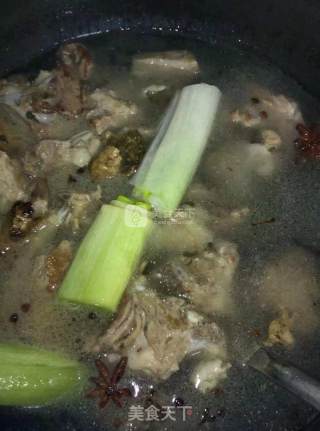 大别山冬季特色菜--炖羊排（叶集羊肉）的做法步骤：2