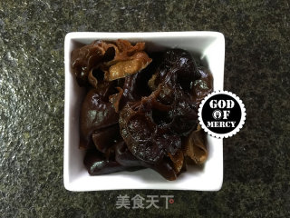 吉庆有余之黄颡鱼三珍滋补煲的做法步骤：4
