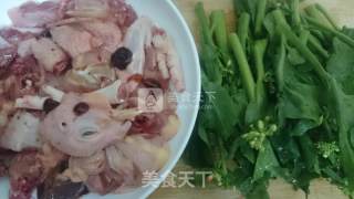 一芥（见）清新（倾心）—芥兰炒鸡肉的做法步骤：1