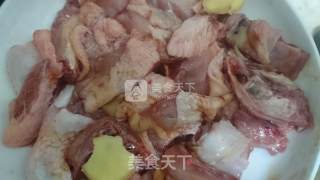 一芥（见）清新（倾心）—芥兰炒鸡肉的做法步骤：2