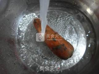 香肠蒸胡萝卜的做法步骤：2