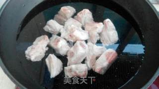 清炖玉米排骨汤的做法步骤：1