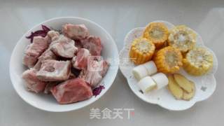 清炖玉米排骨汤的做法步骤：2