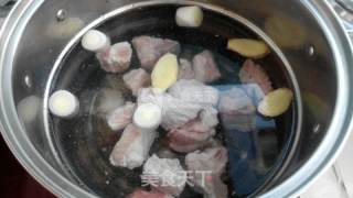 清炖玉米排骨汤的做法步骤：3
