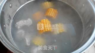 清炖玉米排骨汤的做法步骤：4