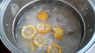 清炖玉米排骨汤的做法步骤：5