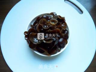 木耳酿肉的做法步骤：1