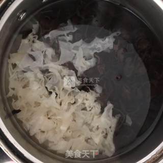 黑白木耳百合羹的做法步骤：1