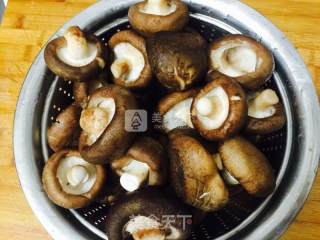 香菇炖鸡的做法步骤：1