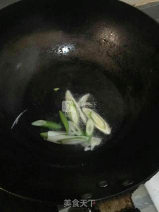 葱爆羊肉的做法步骤：1