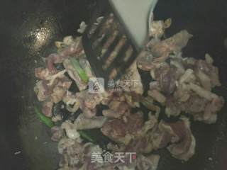 葱爆羊肉的做法步骤：3