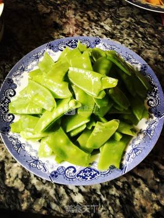 家常（肉丁鸡蛋炒荷兰豆）的做法步骤：2