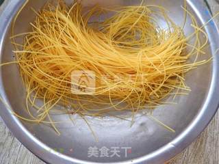 腊肠炒玉米面条的做法步骤：1