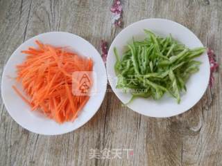 腊肠炒玉米面条的做法步骤：2