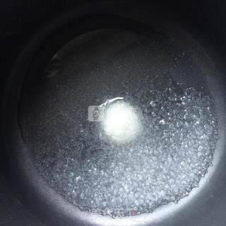 焦糖奶茶（红茶包版本）的做法步骤：1