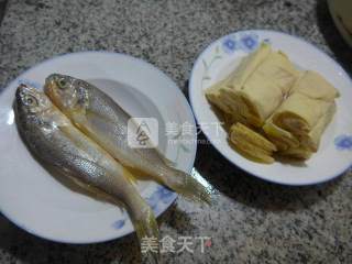 面结蒸小黄鱼的做法步骤：1