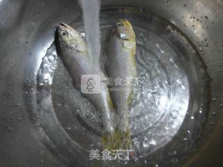 面结蒸小黄鱼的做法步骤：2