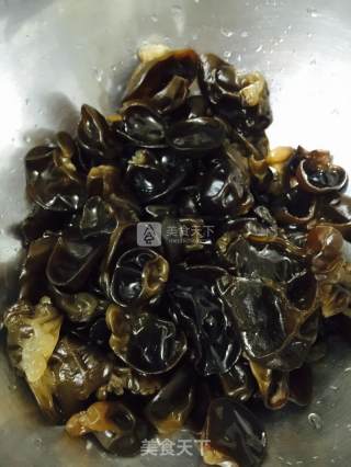 黑木耳炒蛋的做法步骤：1