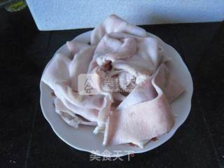 家常烧肉皮的做法步骤：1