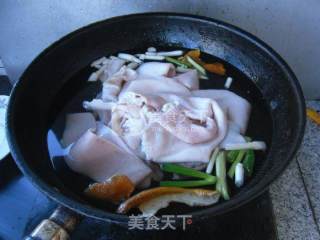 家常烧肉皮的做法步骤：2