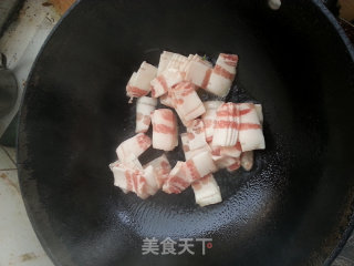 小水芹胡萝卜炒五花肉的做法步骤：3
