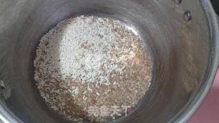 玫瑰香红米莲藕粥的做法步骤：3