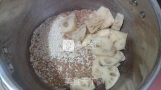 玫瑰香红米莲藕粥的做法步骤：4