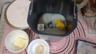黄金椰香黑提花环面包的做法步骤：2