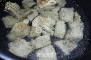 鲜藕炒排骨的做法步骤：1