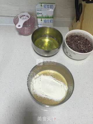 红糖蜜豆蛋糕卷的做法步骤：1