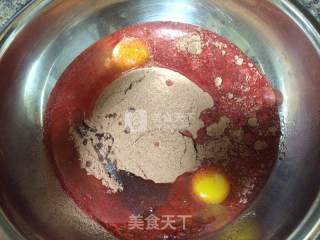 草莓蛋糕的做法步骤：2