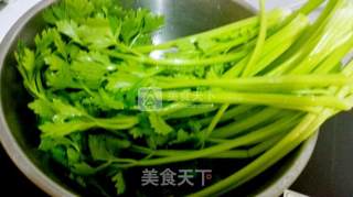 香芹豆皮炒肉丝的做法步骤：1