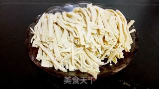 香芹豆皮炒肉丝的做法步骤：6